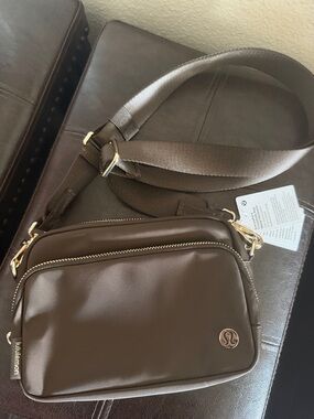 Lululemon Everywhere Crossbody Bag 2L metal hardware in walnut crunch/gold